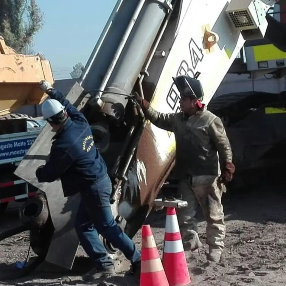 Reparación de maquinaria en terreno