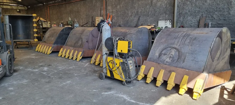 Fabricación de baldes PC300